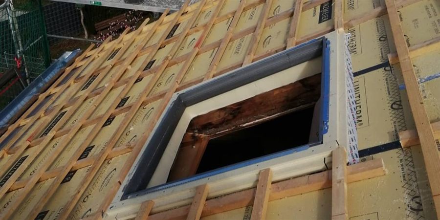Aufsparrendämmung mit vorbereitetem Ausschnitt für ein Dachfenster