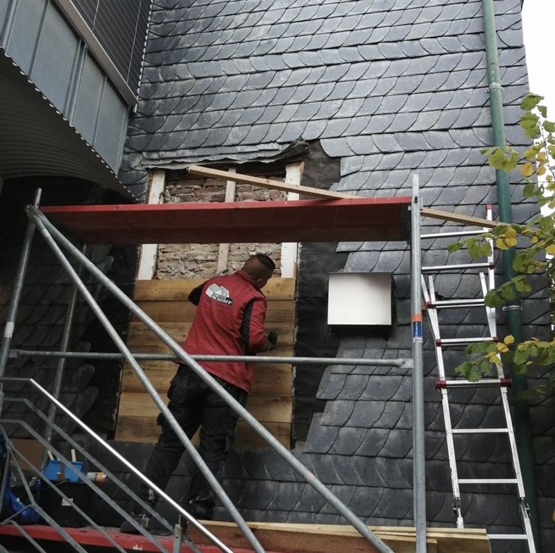 Schieferdeckung an einem Altbau, Arbeiten an einer Gaube